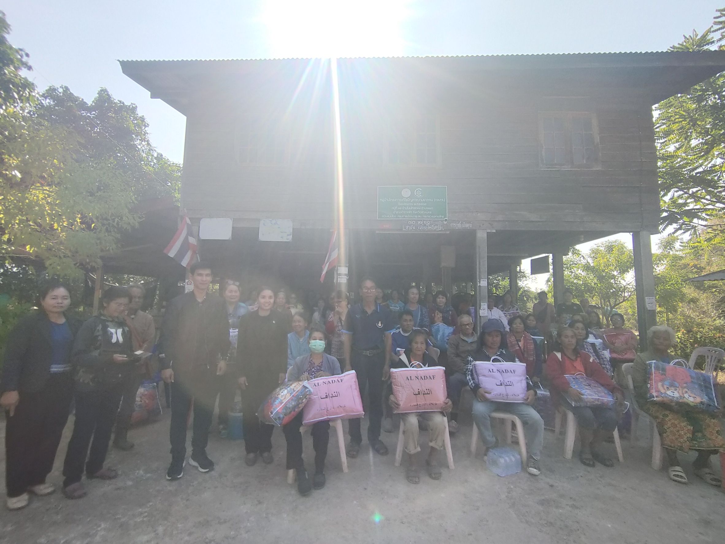 พช.คำตากล้า จ.สกลนคร : ลงพื้นที่ร่วมกิจกรรมมอบทุนการศึกษาแก่เด็กนักเรียนและครัวเรือนสมาชิกกองทุนแม่ของแผ่นดิน และร่วมมอบผ้าห่มแก่สมาชิกกลุ่มออมทรัพย์เพื่อการผลิตบ้านโนนไทรทอง ม. 10 ต.แพด อ.คำตากล้า จ.สกลนคร