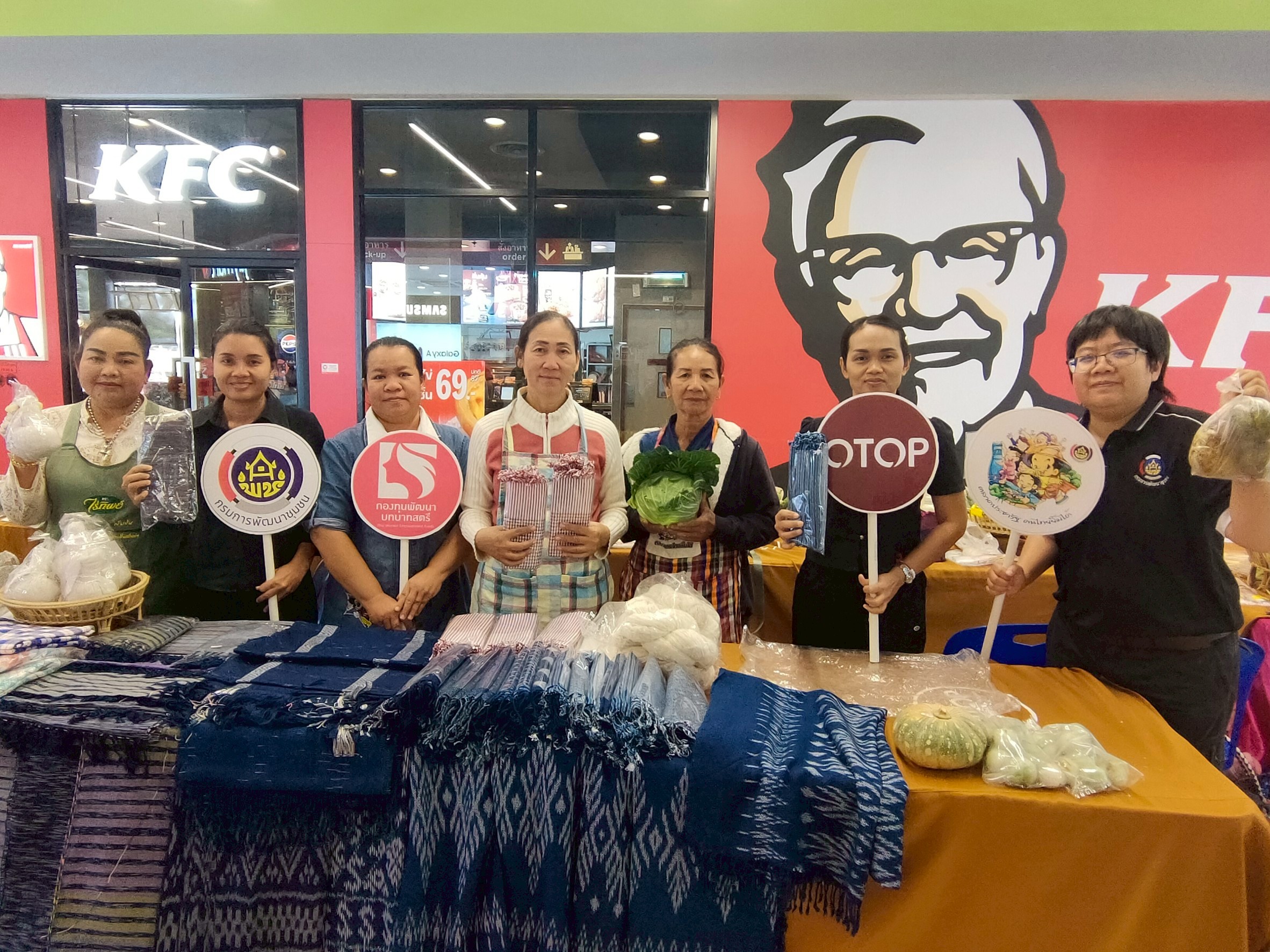 พช.คำตากล้า จ.สกลนคร : เดินหน้าขับเคลื่อนการเพิ่มรายได้ ลดรายจ่าย ขยายโอกาส และส่งเสริมการดำเนินชีวิตตามแนวทางปรัชญาของเศรษฐกิจพอเพียง พร้อมด้วยขับเคลื่อนการส่งเสริมช่องทางการตลาดของผู้ผลิต ผู้ประกอบการ OTOP กลุ่มสตรีฯ