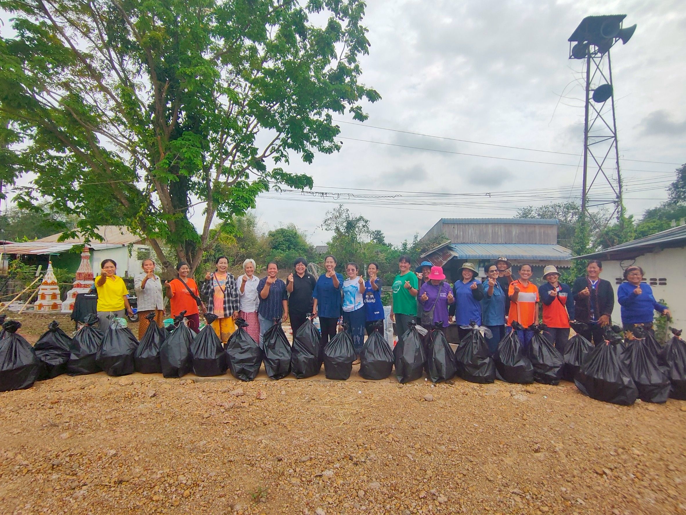 พช.คำตากล้า จ.สกลนคร : ดำเนินโครงการส่งเสริมประชาชนเป้าหมายเข้าถึงแหล่งทุน พัฒนาอาชีพสมาชิกกลุ่มออมทรัพย์เพื่อการผลิตบ้านหนองเหมือดเมี่ยง และประชาสัมพันธ์ดาวน์โหลดแอบพริเคชั่น Click ชุมชน