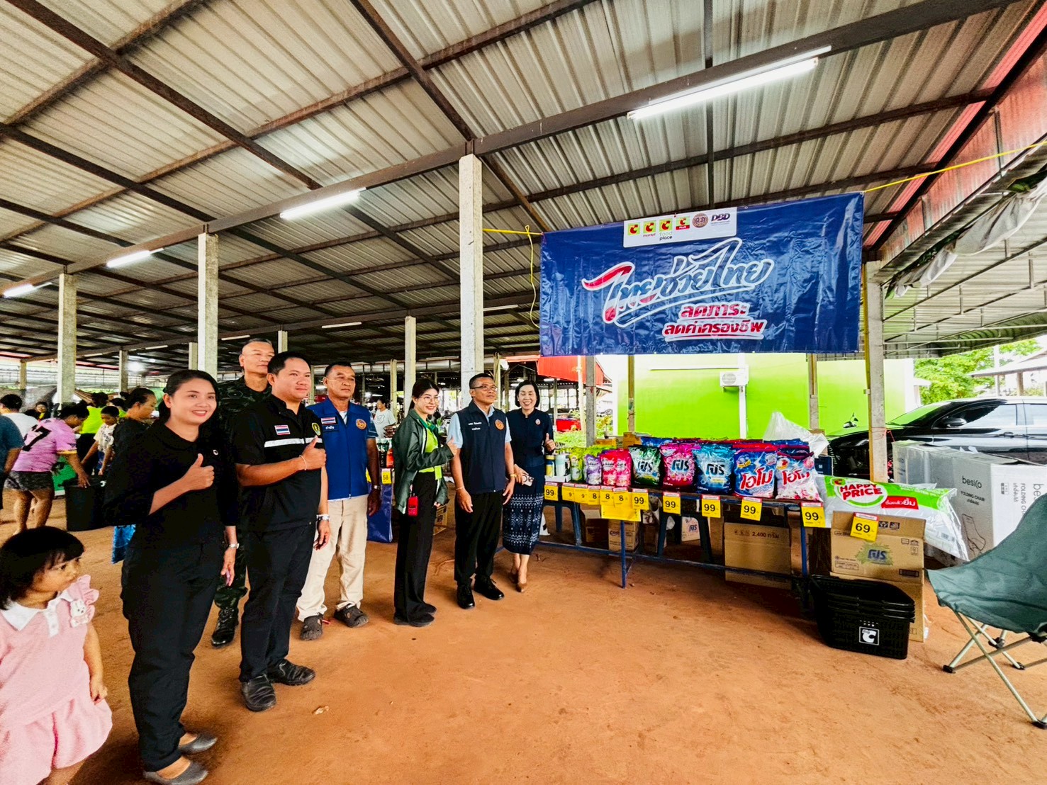 พช.คำตากล้า จ.สกลนคร : ร่วมสนับสนุนตลาด “ไทยช่วยไทย“ ลดภาระ ลดค่าครองชีพ และเพื่อขับเคลื่อน นโยบาย Quick Win สกลนคร เพื่อมุ่งสู่เป้าหมาย สกลนครเมืองแห่งความสุข (3 สุข) พอเพียง สะอาด ปลอดภัย และประชาสัมพันธ์การใช้แอปพลิเคชั่น CLICK ชุมชน และ CDD AI