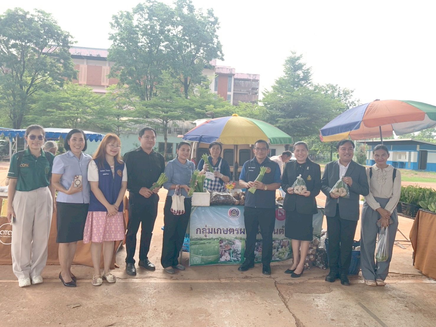 พช.คำตากล้า จ.สกลนคร : ร่วมสนับสนุนตลาด “ไทยช่วยไทย“ ลดภาระ ลดค่าครองชีพ และเพื่อขับเคลื่อน นโยบาย Quick Win สกลนคร เพื่อมุ่งสู่เป้าหมาย สกลนครเมืองแห่งความสุข (3 สุข) พอเพียง สะอาด ปลอดภัย